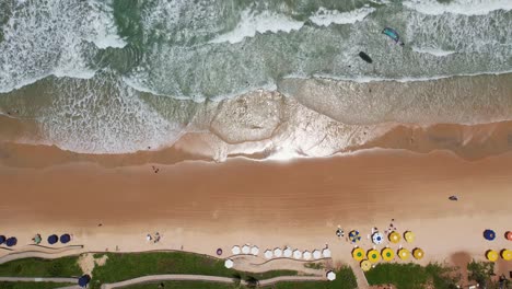 Topdown-Dolly-Kitesurfer-Sobre-Olas-En-La-Costa-Brasileña,-Natal