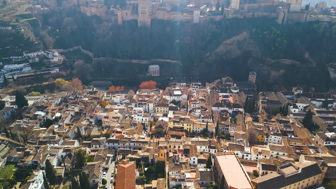 Vista aérea del Palacio de la Alhambra y la ciudad de Granada en España