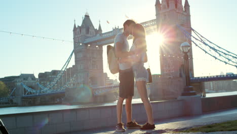 couple kissing at tower bridge in london