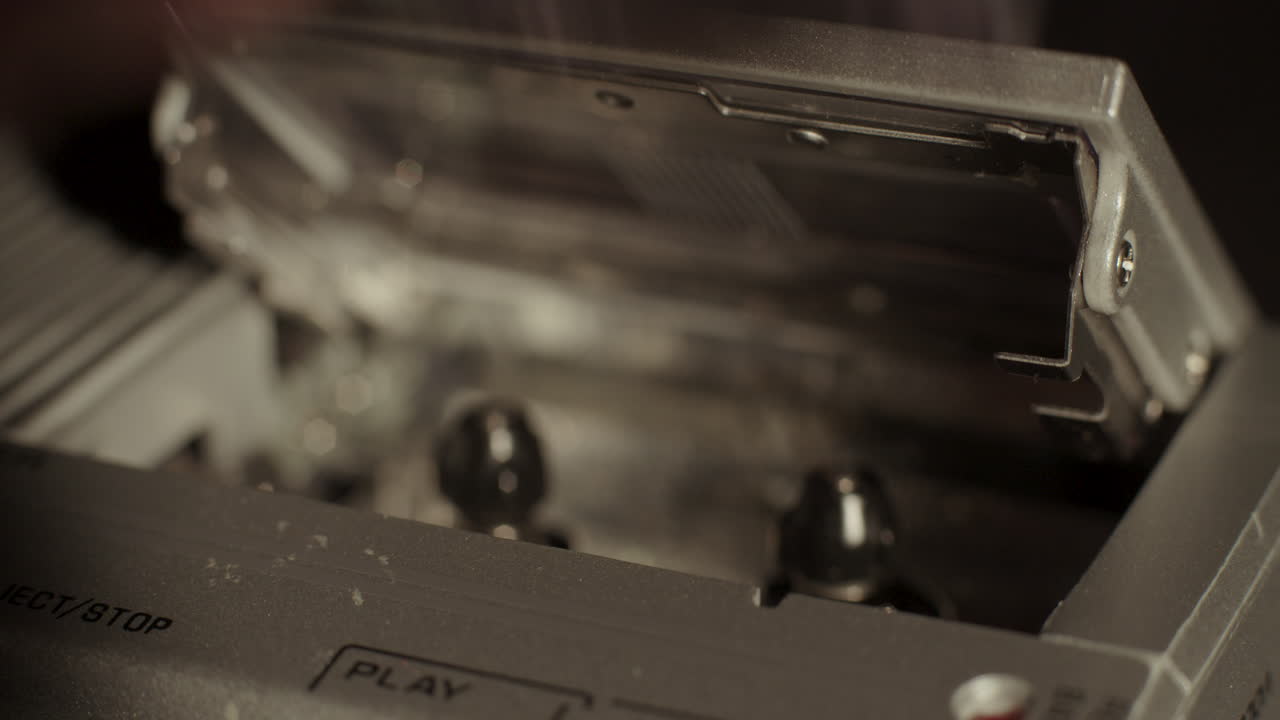 마이크로 카세트 레코더 도어가 열리고 카세트가 제거되는 모습