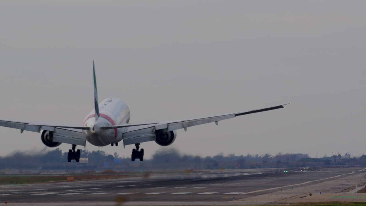 aterrizaje de un avión en la pista