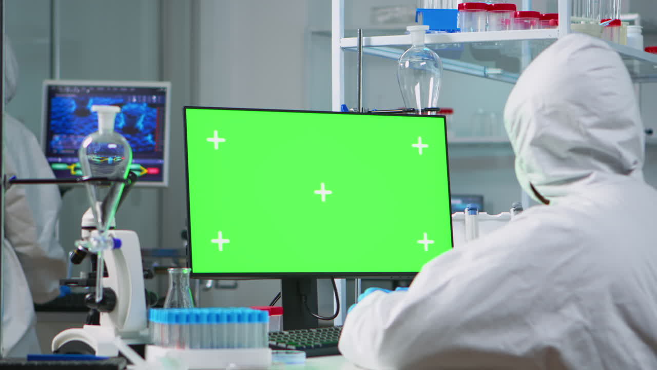 un investigador en camiseta mirando la computadora de la llave de croma