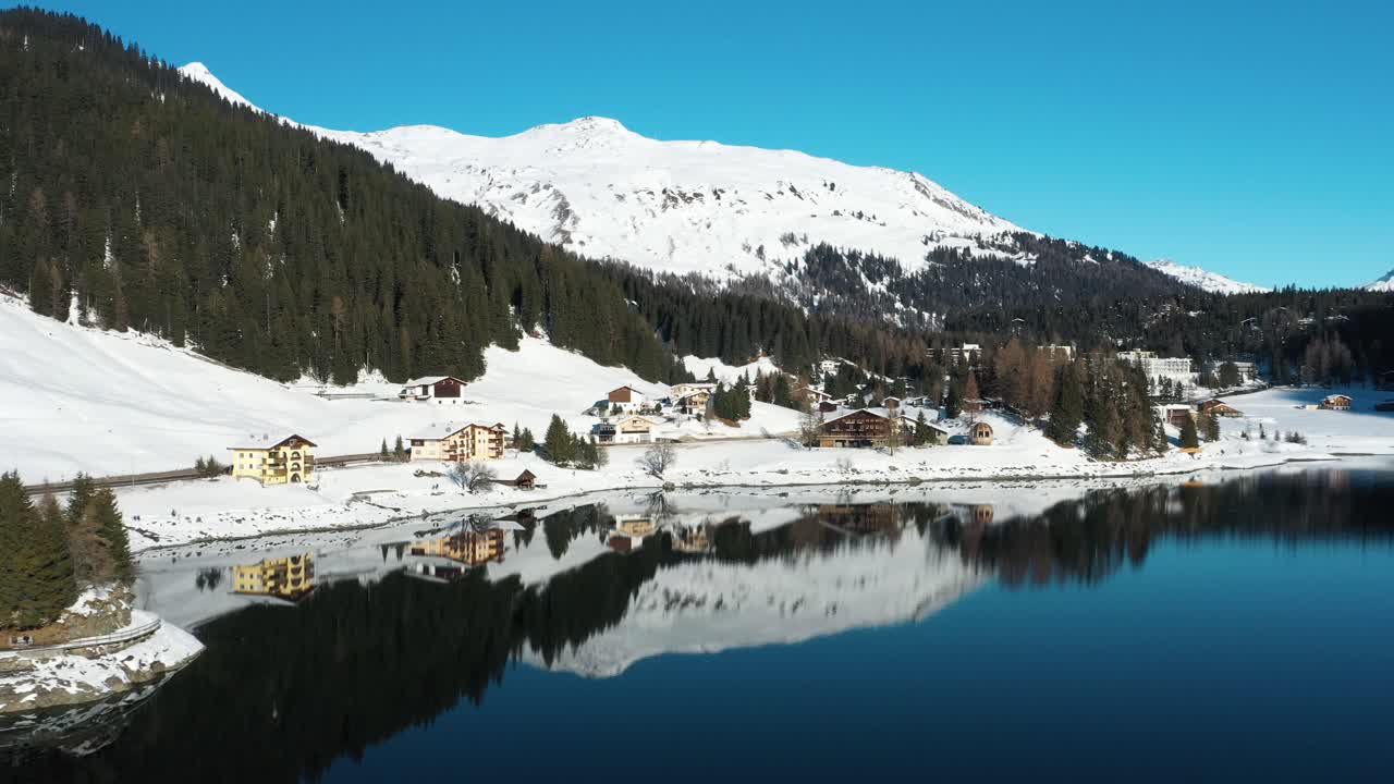 excelente vista aérea de un lago en davos, suiza
