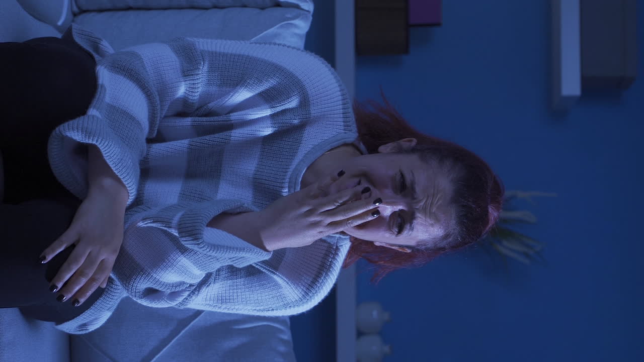 vídeo vertical de una mujer enferma mental que está enojada consigo misma.