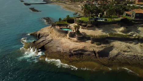 Schöner-Panoramablick-Mit-Blauem-Meer-Am-Meer-In-Los-Cristiano-Südlich-Von-Teneriffa-Drohnenaufnahme