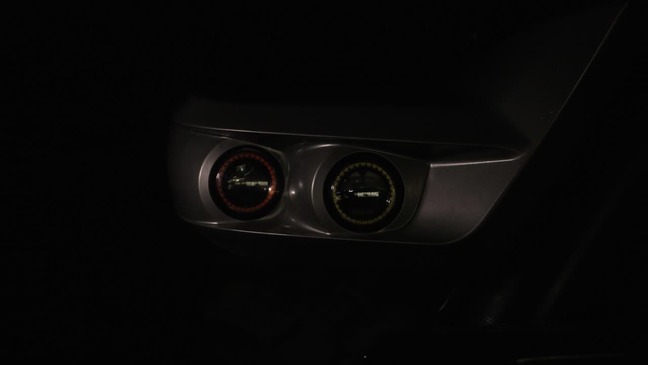 se encienden las luces de una grúa