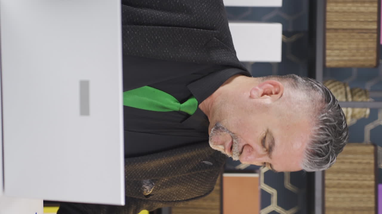 테이블에서 문서를 찾는 사업가의 수직 비디오.