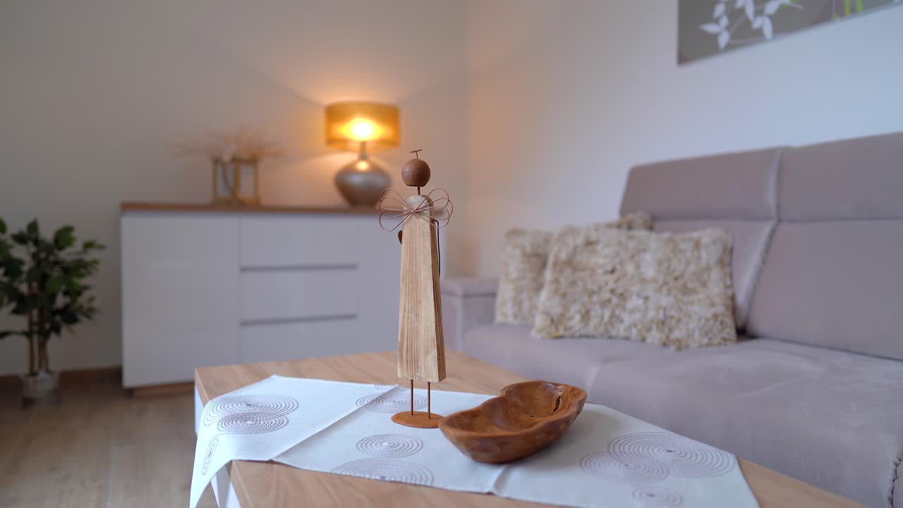 decoración de mesa interior moderna en una habitación luminosa con una lámpara brillante en la parte de atrás