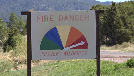 peligro de incendio extremo prevenir el signo de incendios forestales en el bosque nacional de nuevo méxico