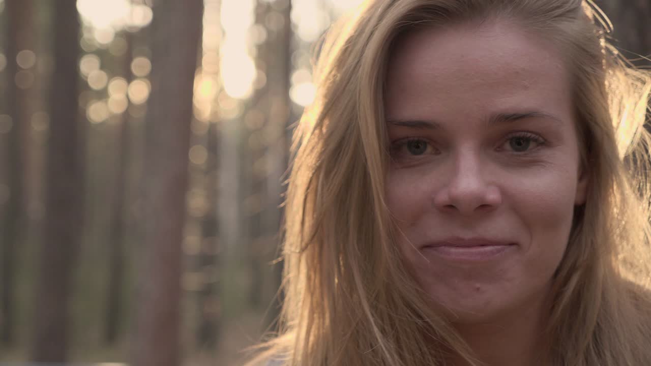 el retrato facial de la niña en el bosque del atardecer