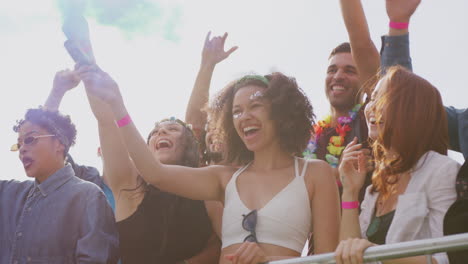 Gruppe-Junger-Freunde,-Die-Beim-Outdoor-Musikfestival-Hinter-Einer-Absperrung-Tanzen