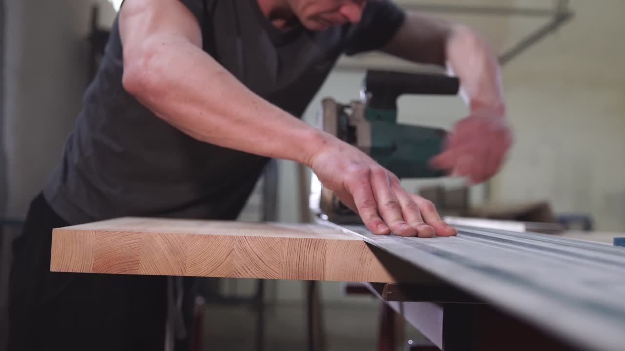 резка древесины машиной на деревообрабатывающей фабрике.