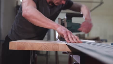 el aserrado de madera por máquina en la fábrica de madera.