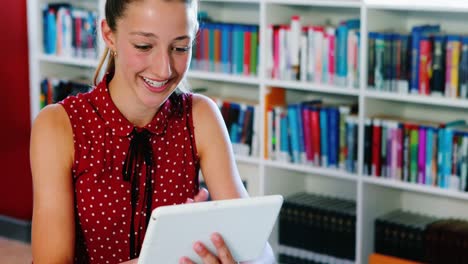 Schulmädchen-Nutzt-Digitales-Tablet-In-Der-Bibliothek