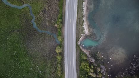 空中上下道路和蓝色溪的上升