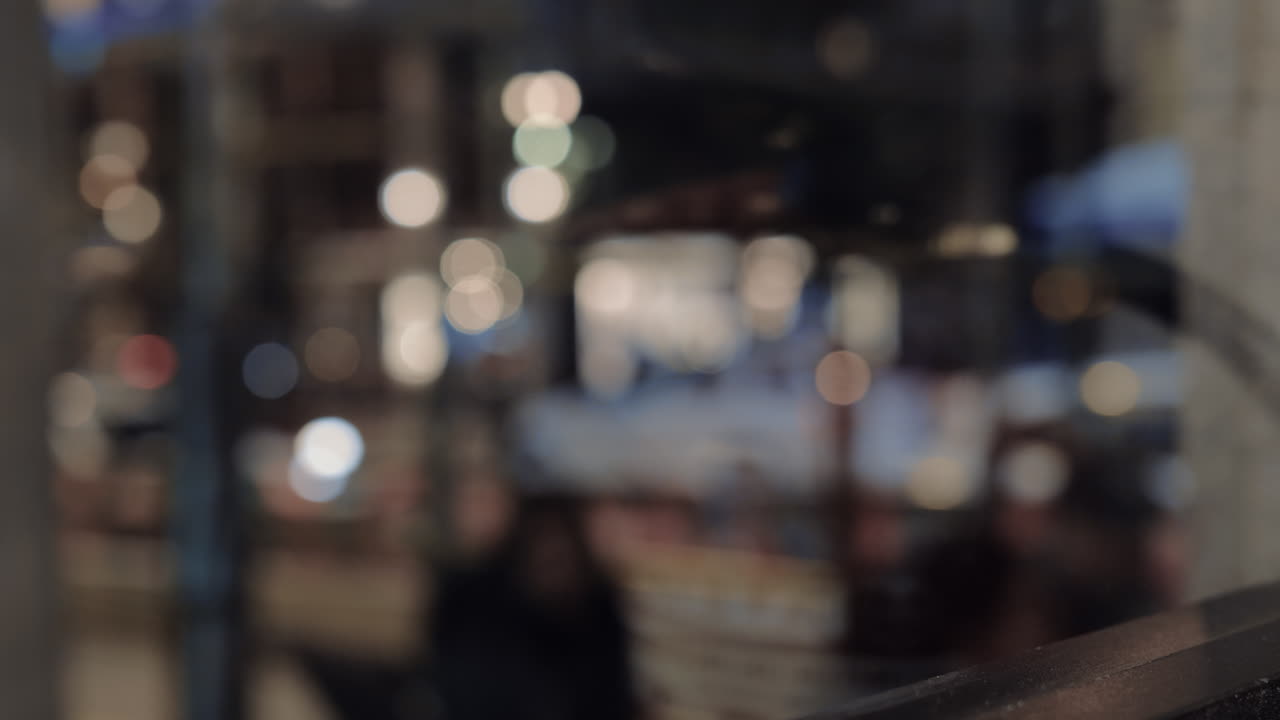 길거리에서 사람과 교통과 함께 밤 도시 흐릿