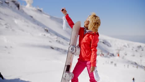 Skier-taking-a-self-portrait-with-phone