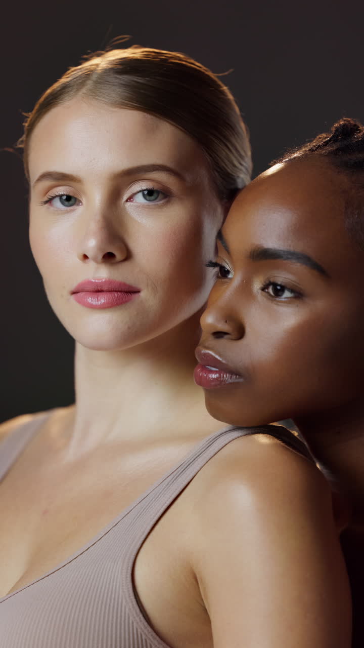 Donne diverse che posano insieme per uno scatto di bellezza