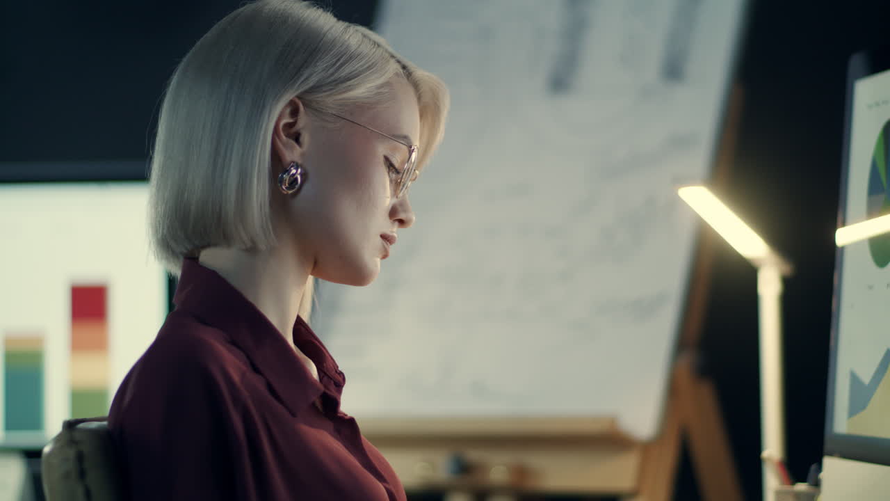 직장에서 일하는 집중된 여성