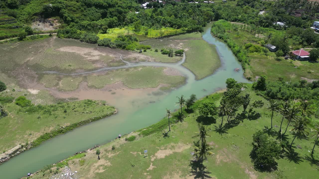 un pequeño río turquesa cerca de la costa en lombok, indonesia