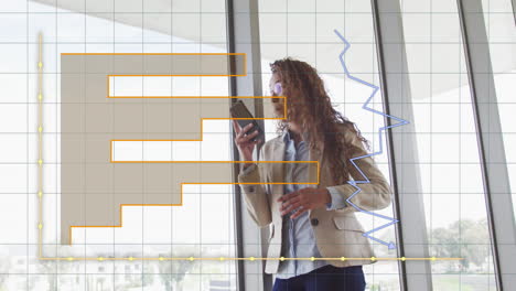 animación del procesamiento de datos sobre mujeres biraciales que usan teléfonos inteligentes