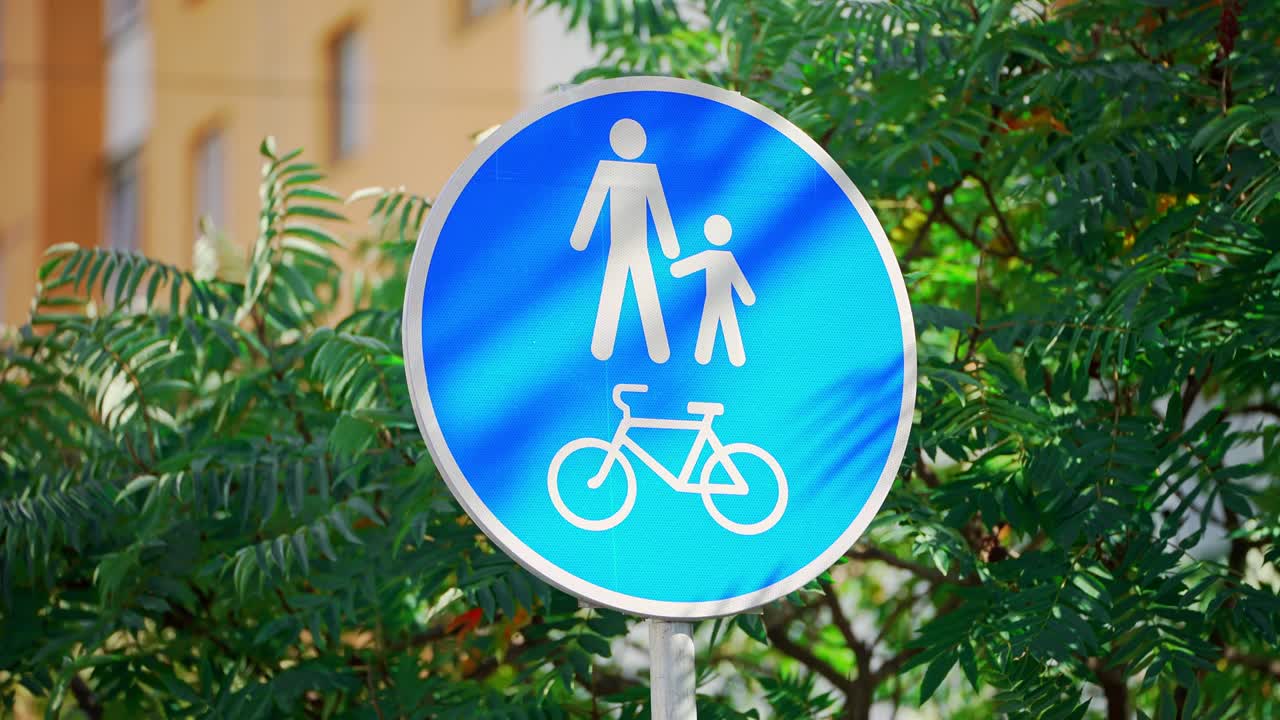 자전거 표지판. 자전거 차선. 자전차 경로. 자전기 및 산책 경로.