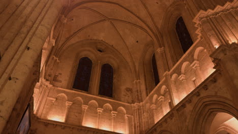 un impresionante techo abovedado con ventanas arqueadas en la iglesia de san nicolás, blois, francia