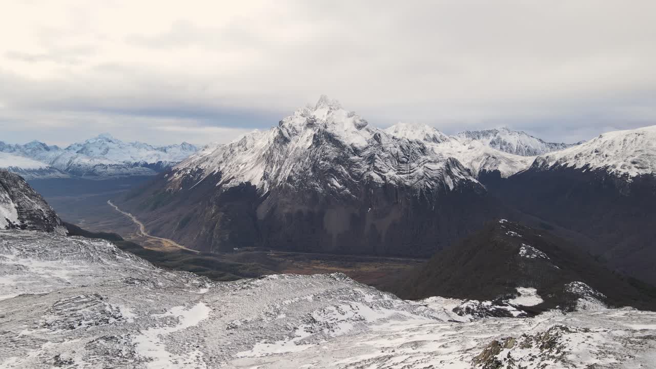 vista aérea de la montaña con nieve