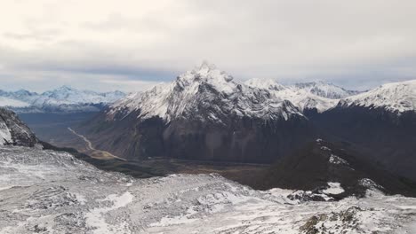 vista aérea de la montaña con nieve