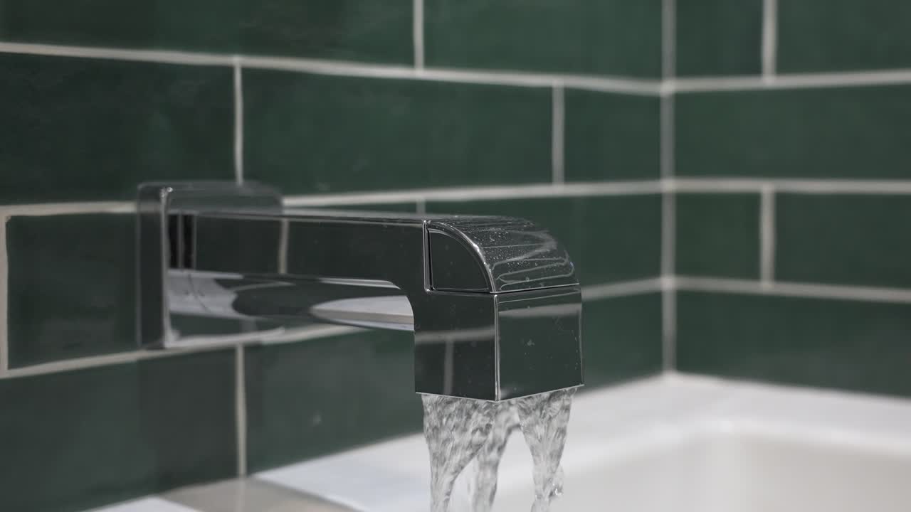 Clip al rallentatore di un rubinetto in un bagno appena ristrutturato