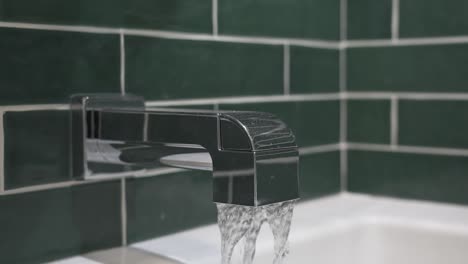 clip en cámara lenta de un grifo en un baño recientemente rediseñado