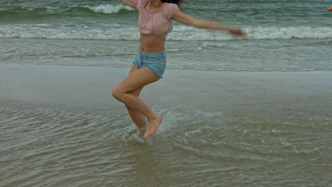 Una-Mujer-Bailando-En-Las-Olas-Poco-Profundas-En-La-Playa