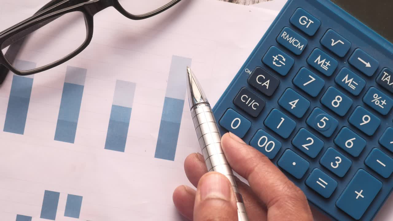 análisis de negocios con calculadora y gráficos