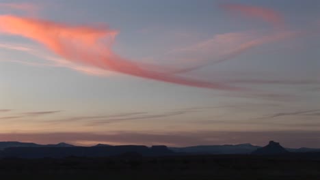 Tiro-Largo-De-Una-Hermosa-Formación-De-Nubes