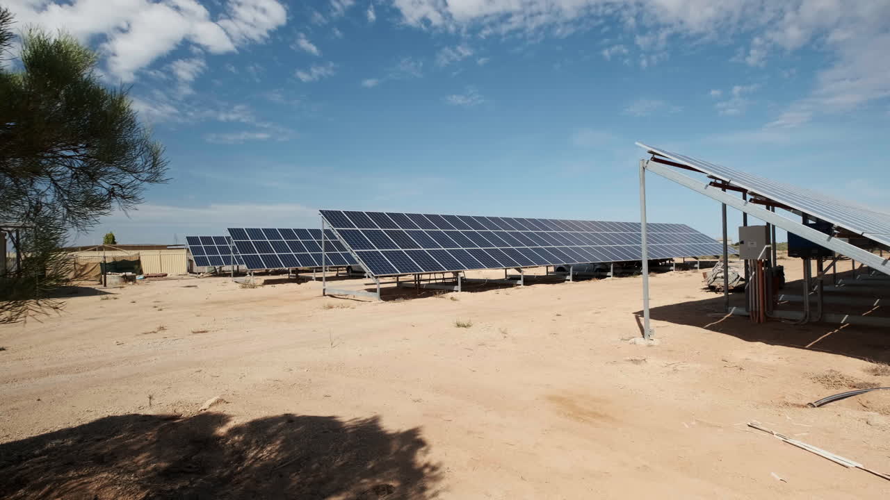 paneles solares en un campo desértico en un paisaje árido