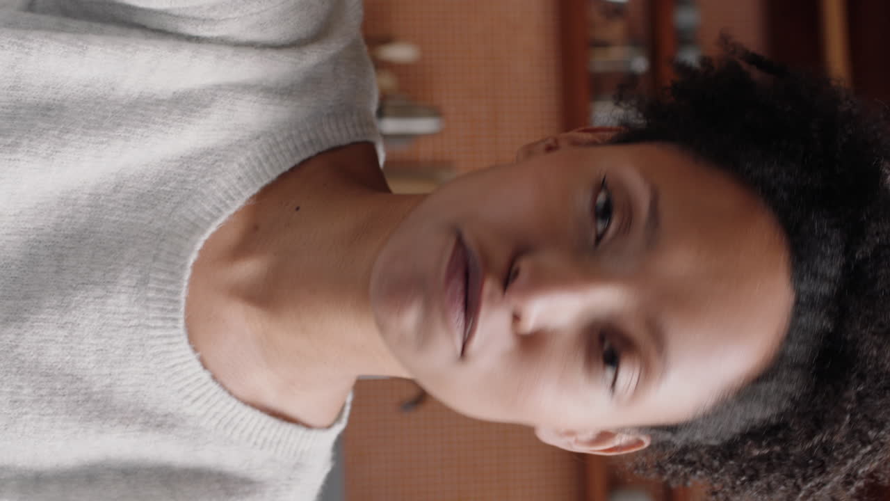 mujer feliz teniendo video chat usando smartphone en casa mostrando su peinado hablando con un amigo compartiendo un estilo de vida emocionante disfrutando de la comunicación en línea en pantalla vertical