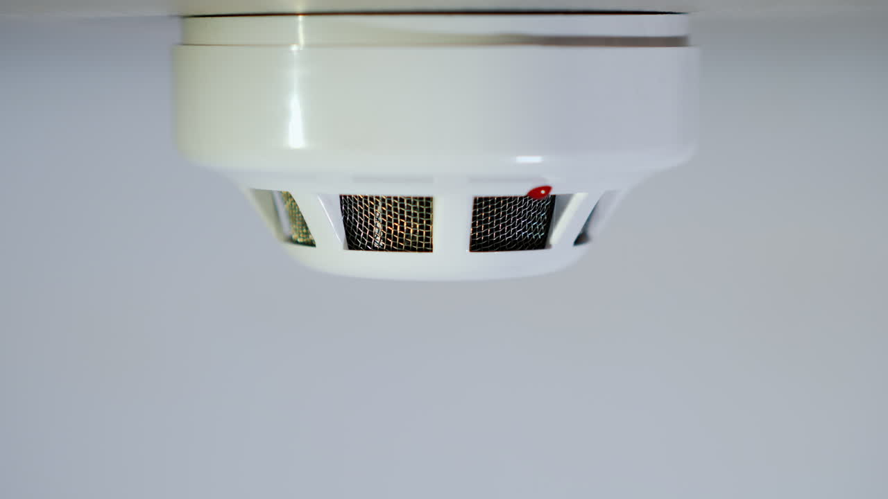 煙感知器はダムの細流によってトリガーされます 赤いインジケーターが点灯します 4k ビデオ