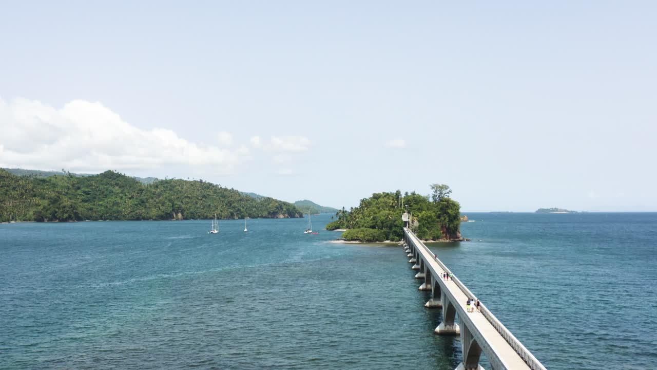 도미니카 공화국 사마나의 좁은 보행자 다리를 걷는 사람들 - 공중 촬영