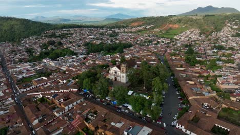 Drohne:-Kamerafahrt-Der-Basilika-Von-Patzcuaro-Bei-Sonnenuntergang