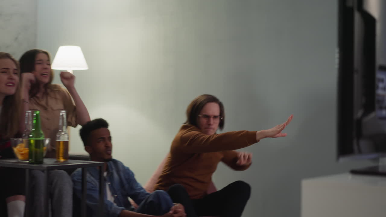 un fanático deportivo agresivo rompe la televisión después de la derrota de su equipo favorito