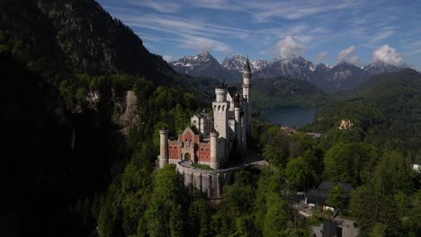 el castillo de neuschwanstein en los alpes bávaros