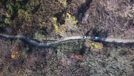 Vertical-view-of-mountain-bikers-on-trail-in-Northern-Italy