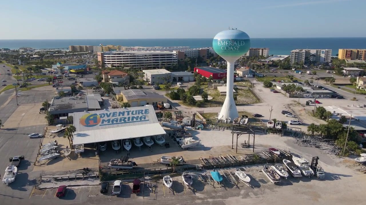 Betagende Emerald Coast, Fort Walton Beach, Florida havnemole, luftdolly. Droneoptagelse af Destin Beach