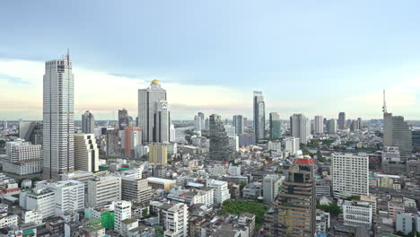 Vista-Panorámica-Aérea-De-Los-Rascacielos-De-Bangkok,-Tailandia.-Panorámica