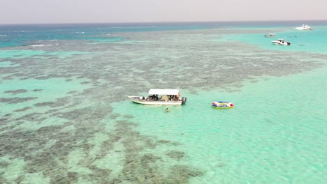 los turistas se preparan para entrar en el agua y bucear en arrecifes de coral prístinos