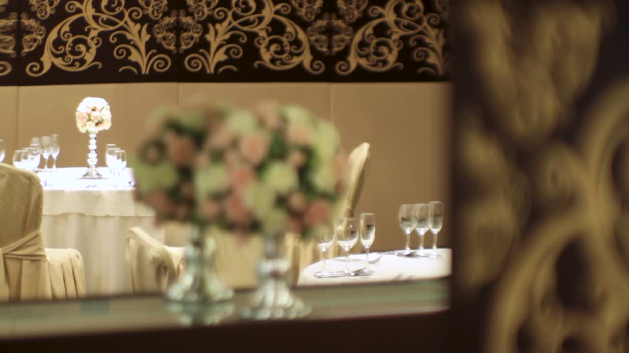 Elegante ambiente para cena de recepción de boda