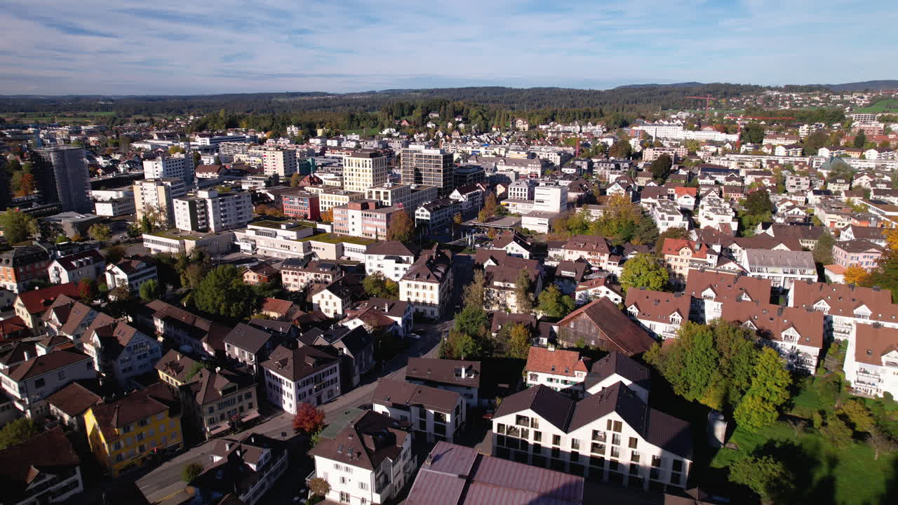 Fliegend auf eine friedliche Stadt mit einem kleinen Schloss und einer Kirche zu, Uster, Schweiz