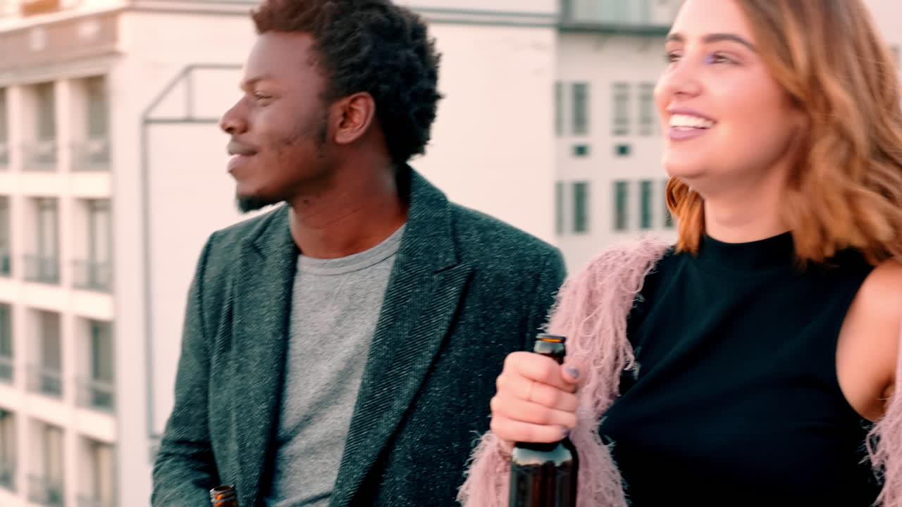 Liebe, Bier und Paar unterhält sich auf Dachterrasse