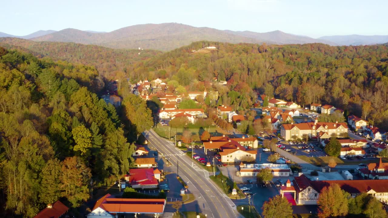 Lecąc nad centrum Helen w Georgii, w Górach Północnej Georgii, jesienią.