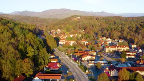 Volando-Sobre-El-Centro-De-Helen-Georgia-En-Las-Montañas-Del-Norte-De-Georgia-En-Otoño